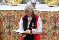 Inglaterra nomeia primeira mulher arcebispa para liderar Igreja Anglicana