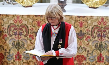 Inglaterra nomeia primeira mulher arcebispa para liderar Igreja Anglicana