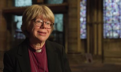 Conheça Sarah Mullally, primeira mulher a liderar Igreja Anglicana
