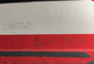 Sede do Flamengo é pichada após derrota e queda na tabela: "Peladeiro"