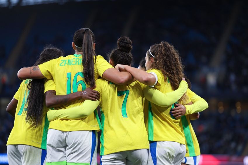 Jogadoras da Seleção Brasileira comemoram gol sobre a Inglaterra • Lívia Villas Boas/CBF