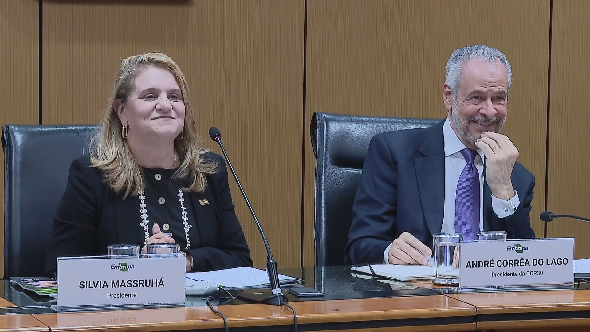 Silvia Massruhá, presidente da Embrapa, ao lado de André Corrêa do Lago, presidente da COP30