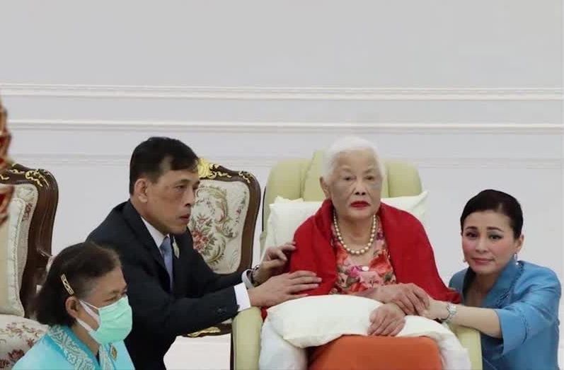 Sirikit, rainha-mãe da Tailândia, morre aos 93 anos