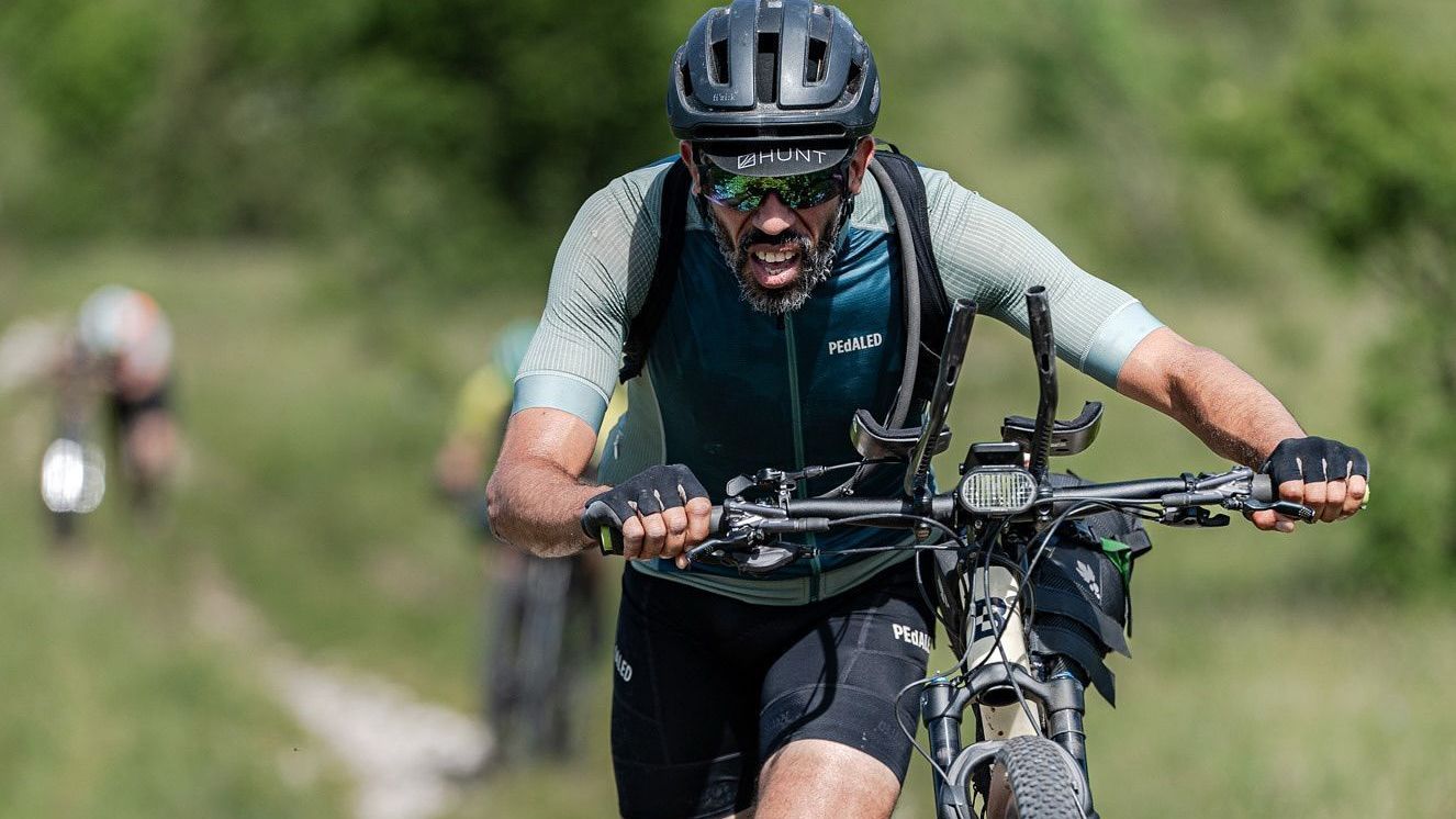 Ciclista tentava quebrar recorde de travessia da Eurásia quando foi preso