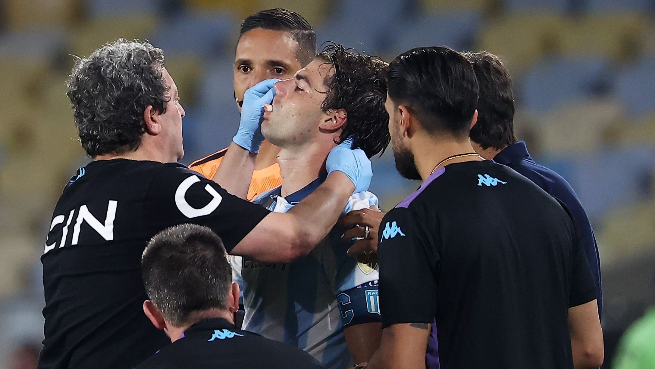 Santiago Sosa recebendo atendimento durante Flamengo x Racing