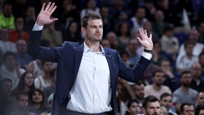 Tiago Splitter como técnico do Paris Basketball em jogo da EuroLeague