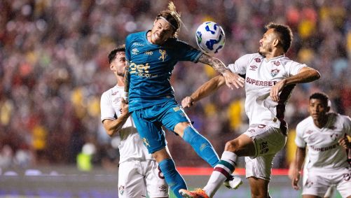 Disputa de bola em Sport x Fluminense