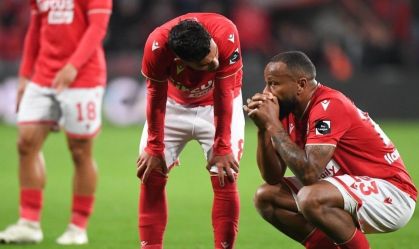 Jogo na Bélgica é interrompido após torcedor atingir árbitro com copo; veja