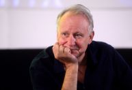Stellan Skarsgård diz que caçula sofre por ser nepo baby: "Não tem amigos"
