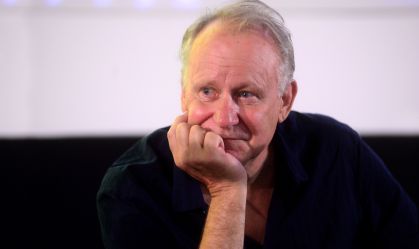 Stellan Skarsgård diz que caçula sofre por ser nepo baby: "Não tem amigos"