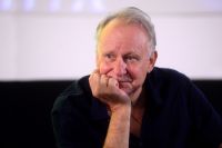 Stellan Skarsgård diz que caçula sofre por ser nepo baby: "Não tem amigos"