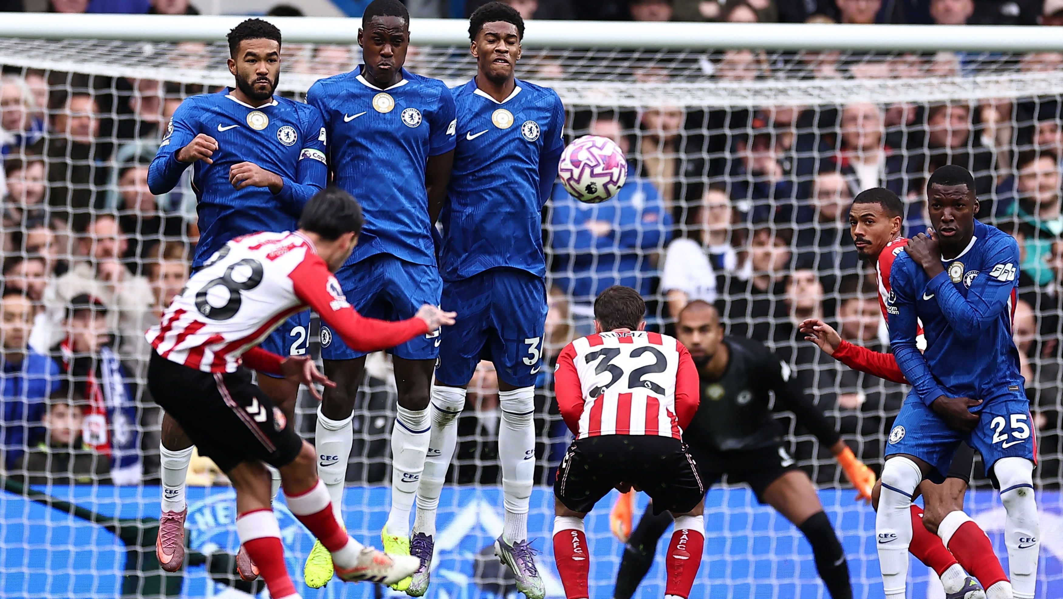 Sunderland vence Chelsea com gol no fim