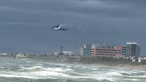 Helicóptero da polícia sobrevoa praia em Melbourne