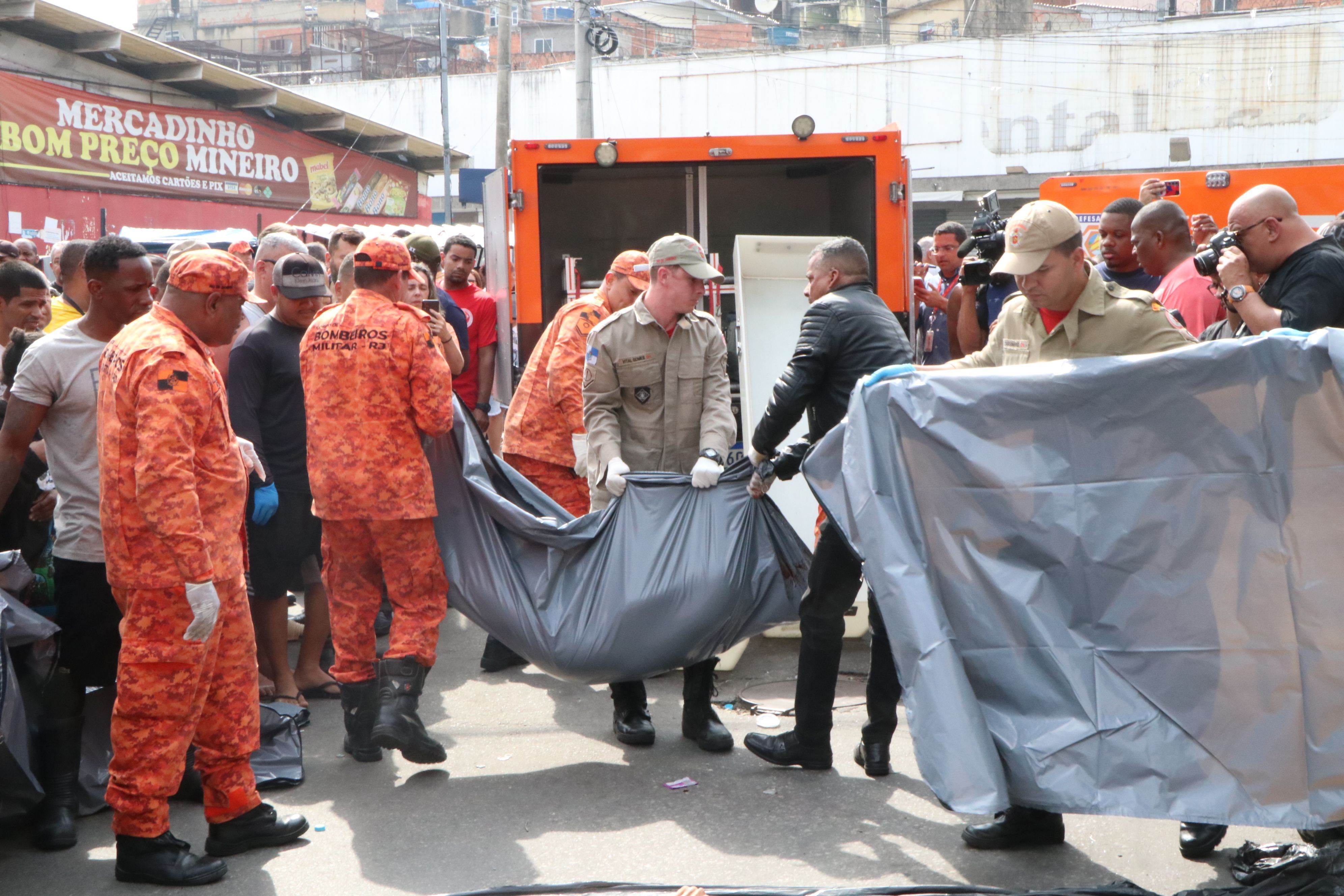 Moradores levam ao menos 50 corpos para praça após operação mais letal do Rio