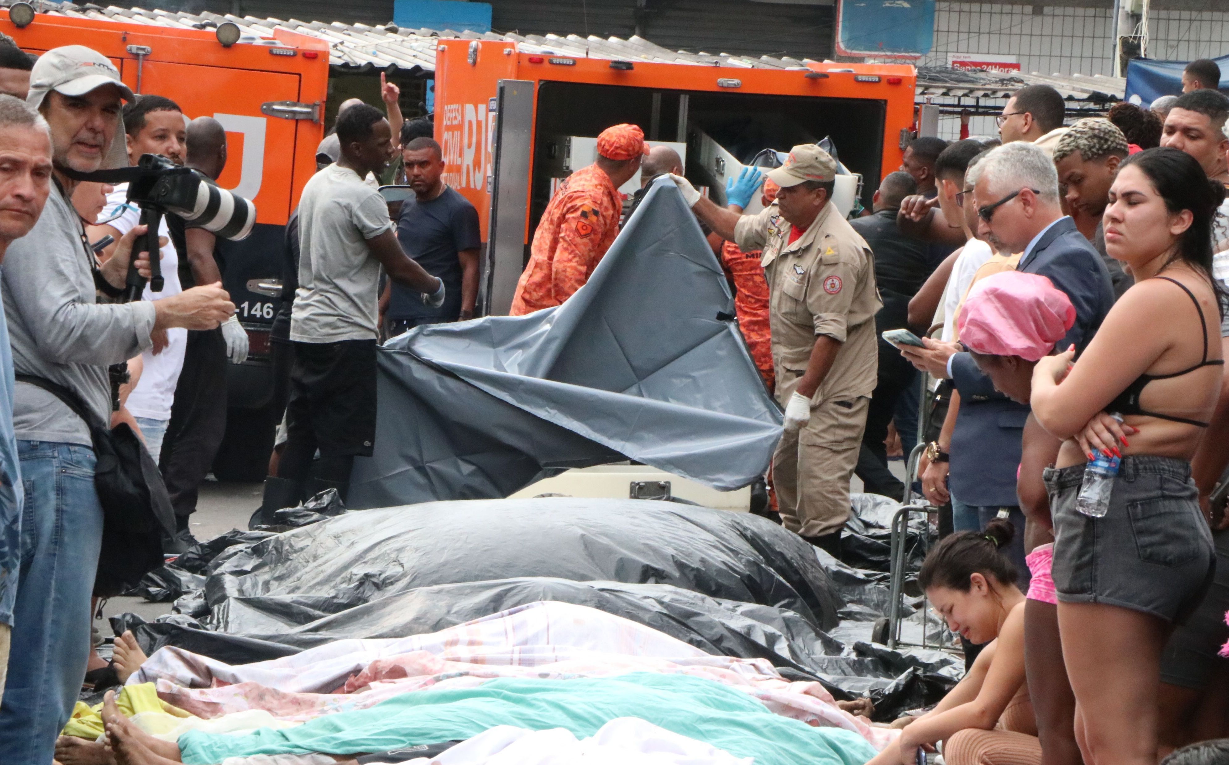 Moradores levam ao menos 50 corpos para praça após operação mais letal do Rio