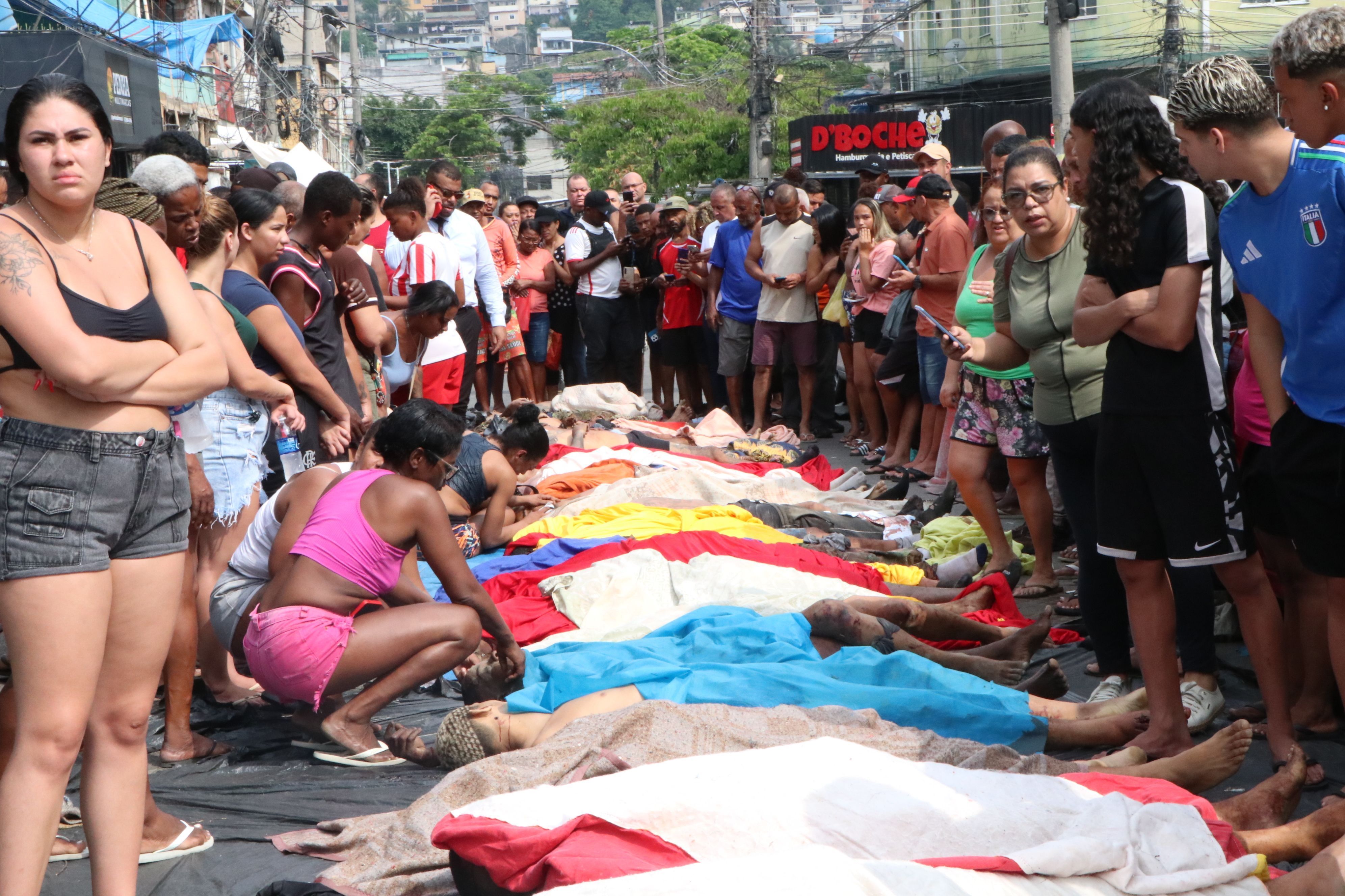 Moradores levam ao menos 50 corpos para praça após operação mais letal do Rio