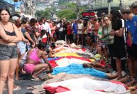 "Cheiro de pessoas mortas", relata ativista sobre fila de corpos no Rio