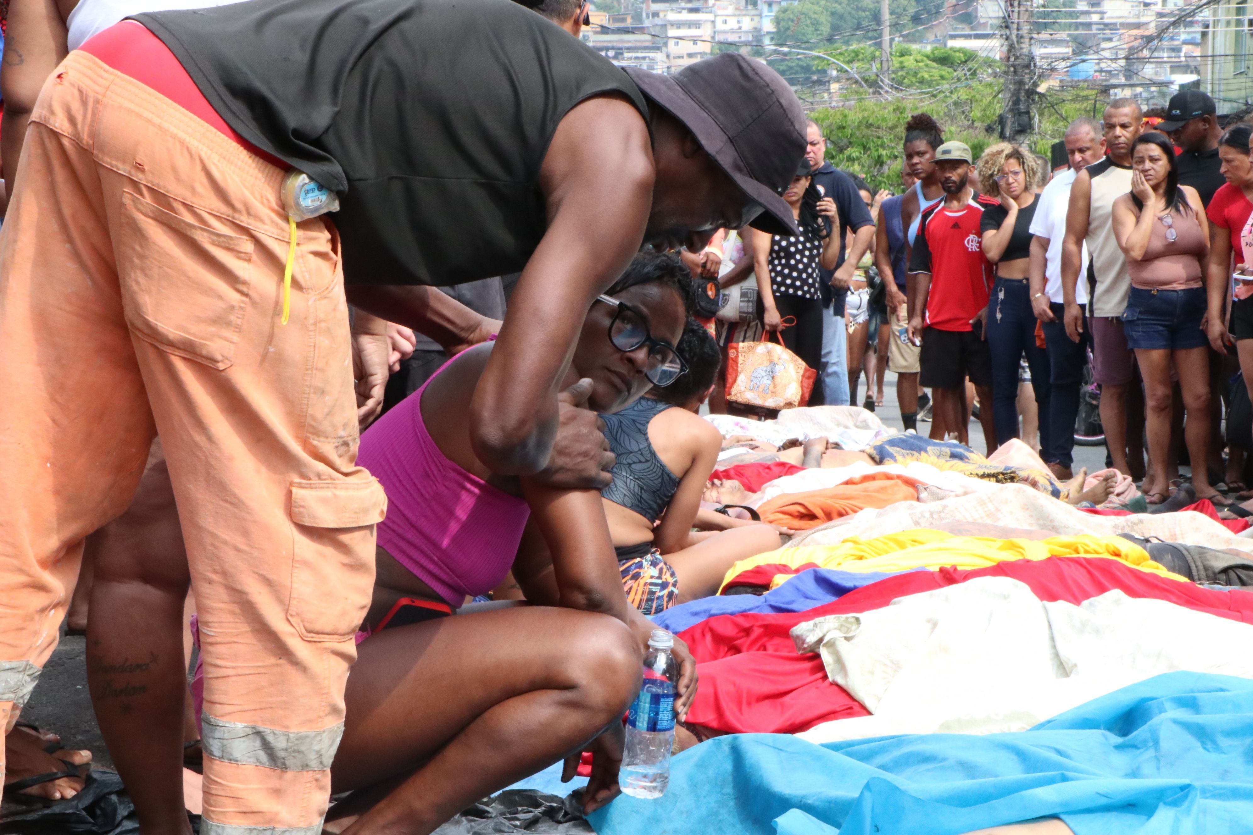 Moradores levam ao menos 50 corpos para praça após operação mais letal do Rio