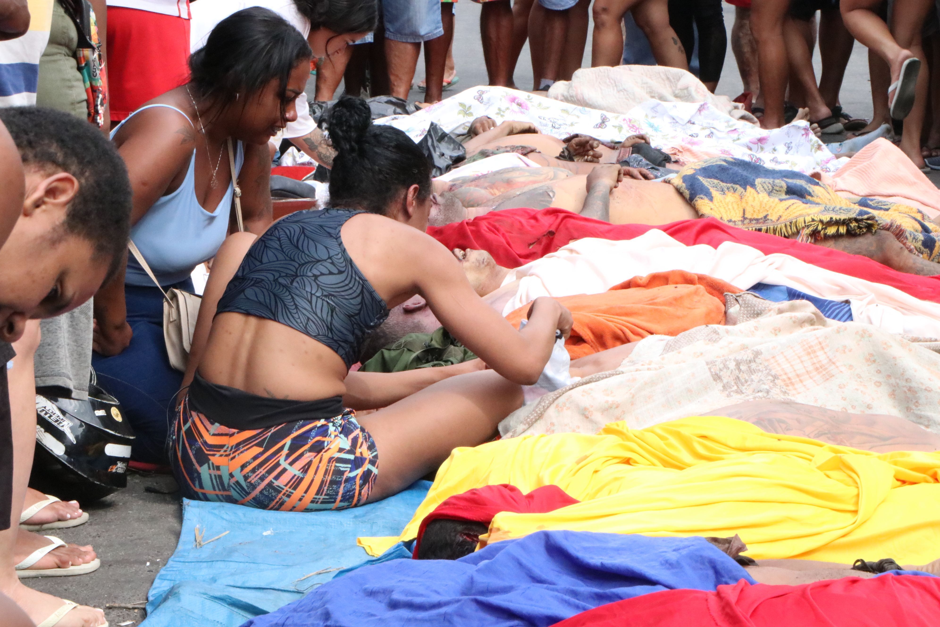 Moradores levam ao menos 50 corpos para praça após operação mais letal do Rio