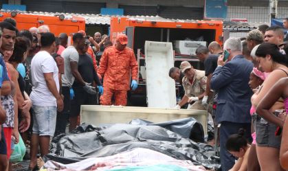 Moradores levam ao menos 50 corpos para praça após operação mais letal do Rio
