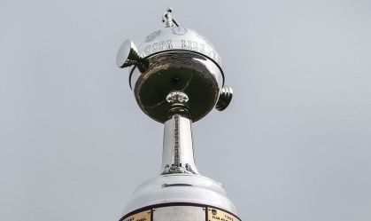 Troféu da Libertadores no estádio Monumental, em Lima, no Peru