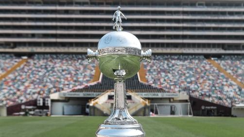 Troféu da Libertadores no estádio Monumental, em Lima, no Peru