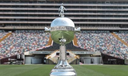 Troféu da Libertadores no estádio Monumental, em Lima, no Peru