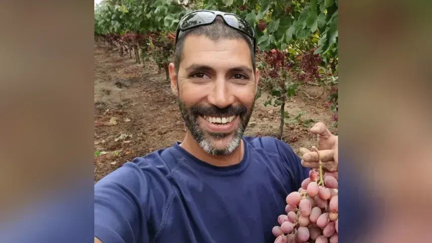 Tamir Adar era um refém israelense morto pelo Hamas em 7 de outubro de 2023 e seu corpo levado para Gaza. Seus restos mortais foram devolvidos para Israel • Fórum de Reféns e Famílias Desaparecidas