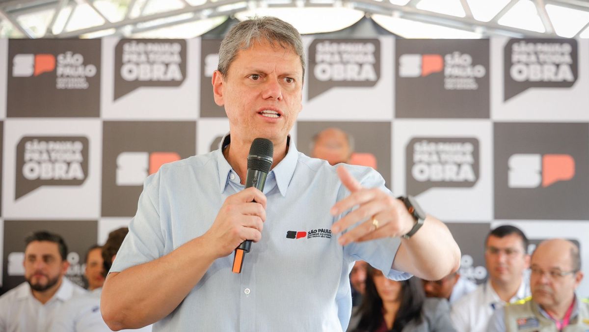 Campanha de Tarcísio decide suspender jingle de Latino após acusações