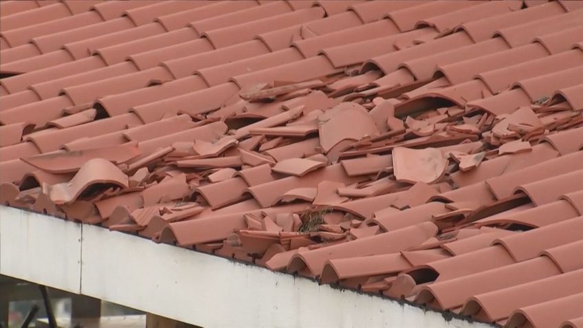 Telhas destruídas após passagem do furacão Melissa na Jamaica • REUTERS