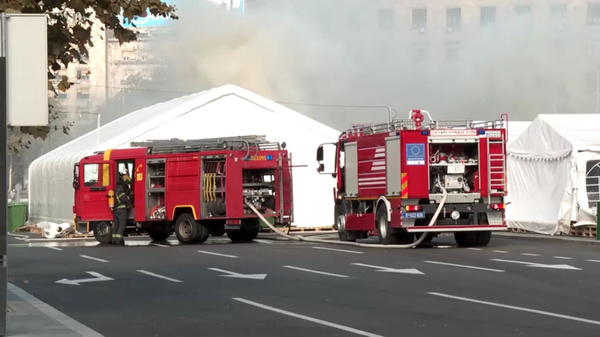 Tenda pega fogo após ataque a tiros perto de Parlamento na Sérvia