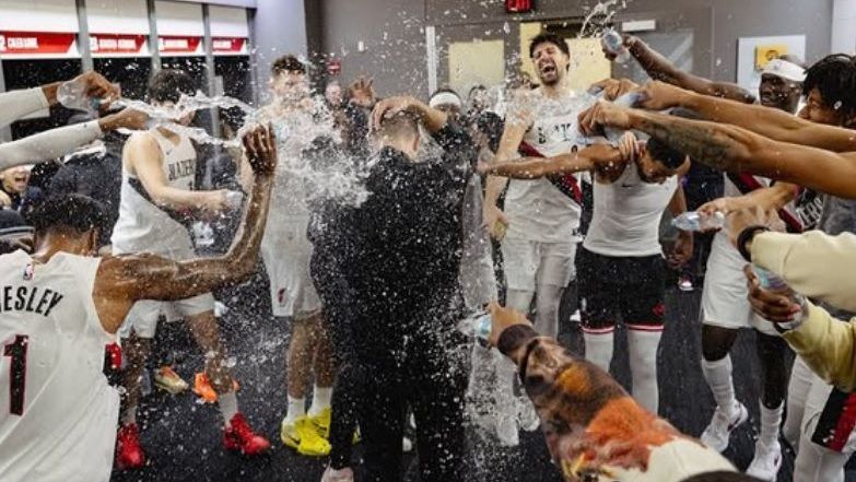 Tiago Splitter é festejado pelos jogadores após a estreia como técnico na NBA