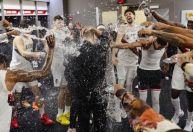 Tiago Splitter é "batizado" após vitória na estreia como técnico na NBA