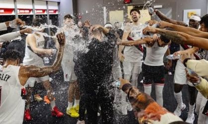 Tiago Splitter é "batizado" após vitória na estreia como técnico na NBA