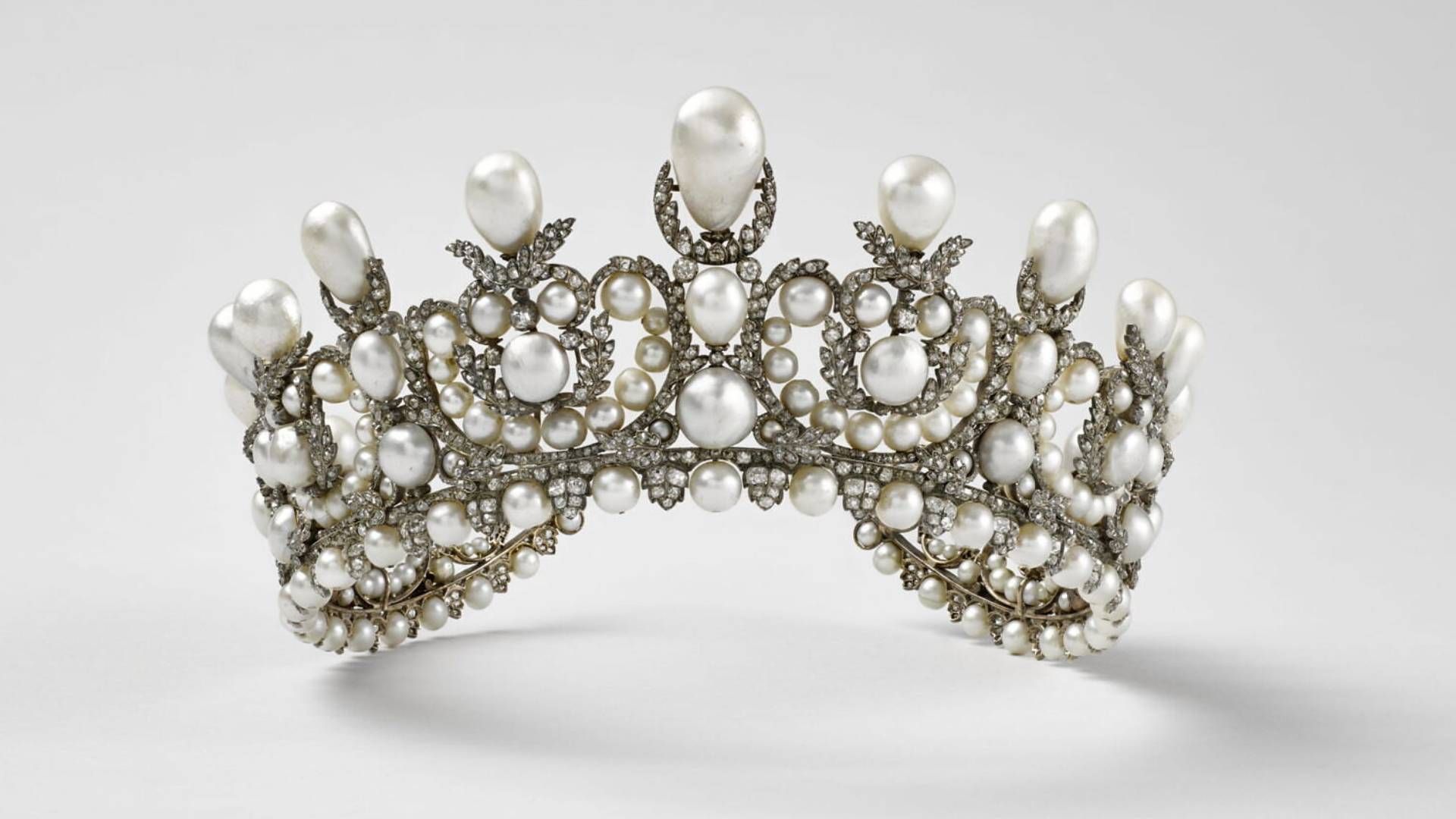Tiara da imperatriz Eugénie roubada do Museu do Louvre, em Paris • Divulgação/Museu do Louvre