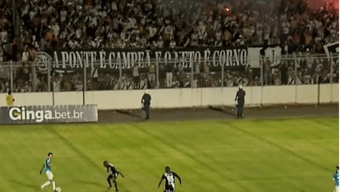 Torcida da Ponte Preta estende faixa provocando Craque Neto durante final contra o Londrina • Reprodução/Twitter
