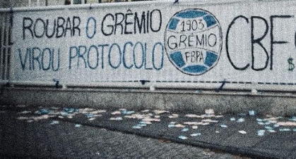 Torcida do Grêmio protesta contra a CBF