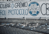 Torcida do Grêmio protesta na sede da CBF contra arbitragem do Brasileiro