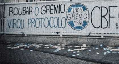 Torcida do Grêmio protesta contra a CBF