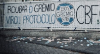 Torcida do Grêmio protesta na sede da CBF contra arbitragem do Brasileiro