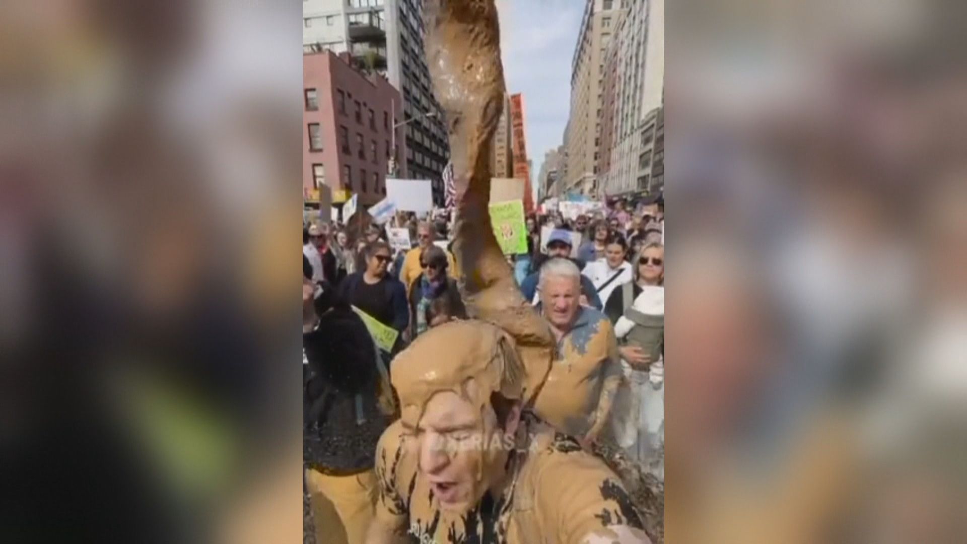 Trump publica vídeo feito por IA jogando líquido marrom em manifestantes