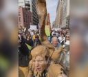 Trump posta vídeo feito por IA jogando fezes em manifestantes