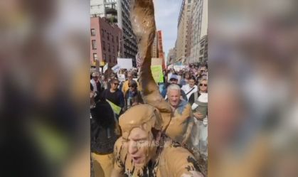Trump posta vídeo feito por IA jogando fezes em manifestantes nos EUA