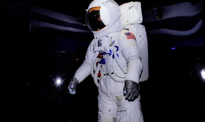 Catavento lança mostra sobre espaço com traje de homem que pisou na Lua