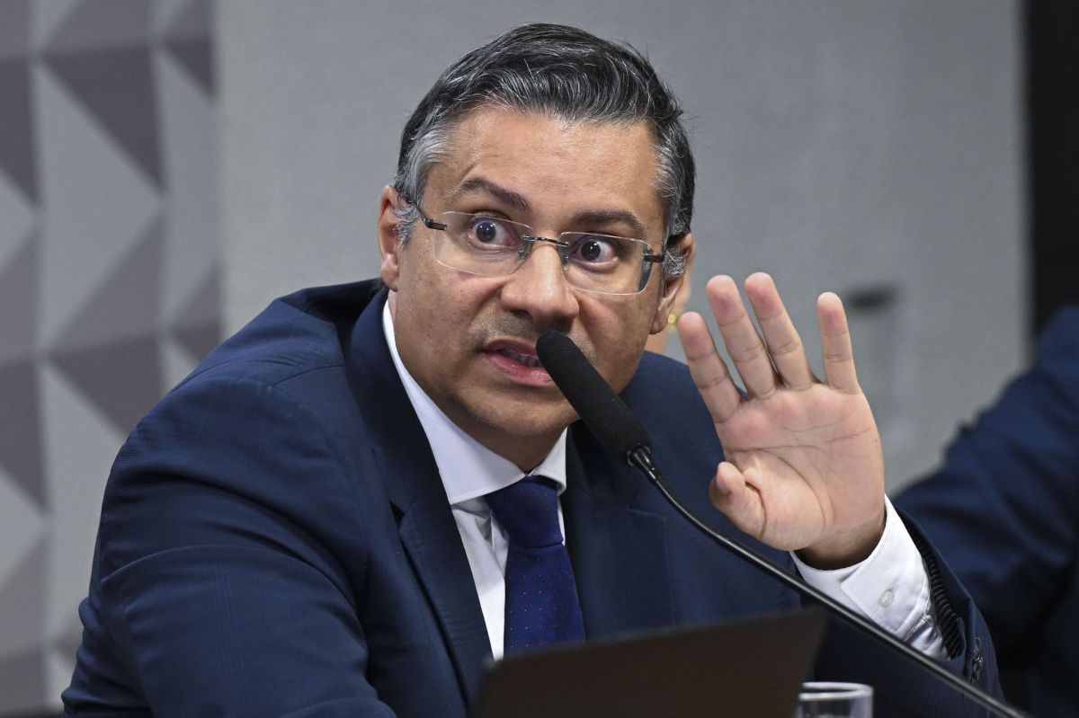 Fachin dá 72 horas para Mendonça se manifestar sobre afastamento de Andrei