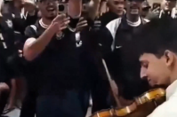 “Poropopó”: No trem, violonista acompanha torcida em hino do Corinthians