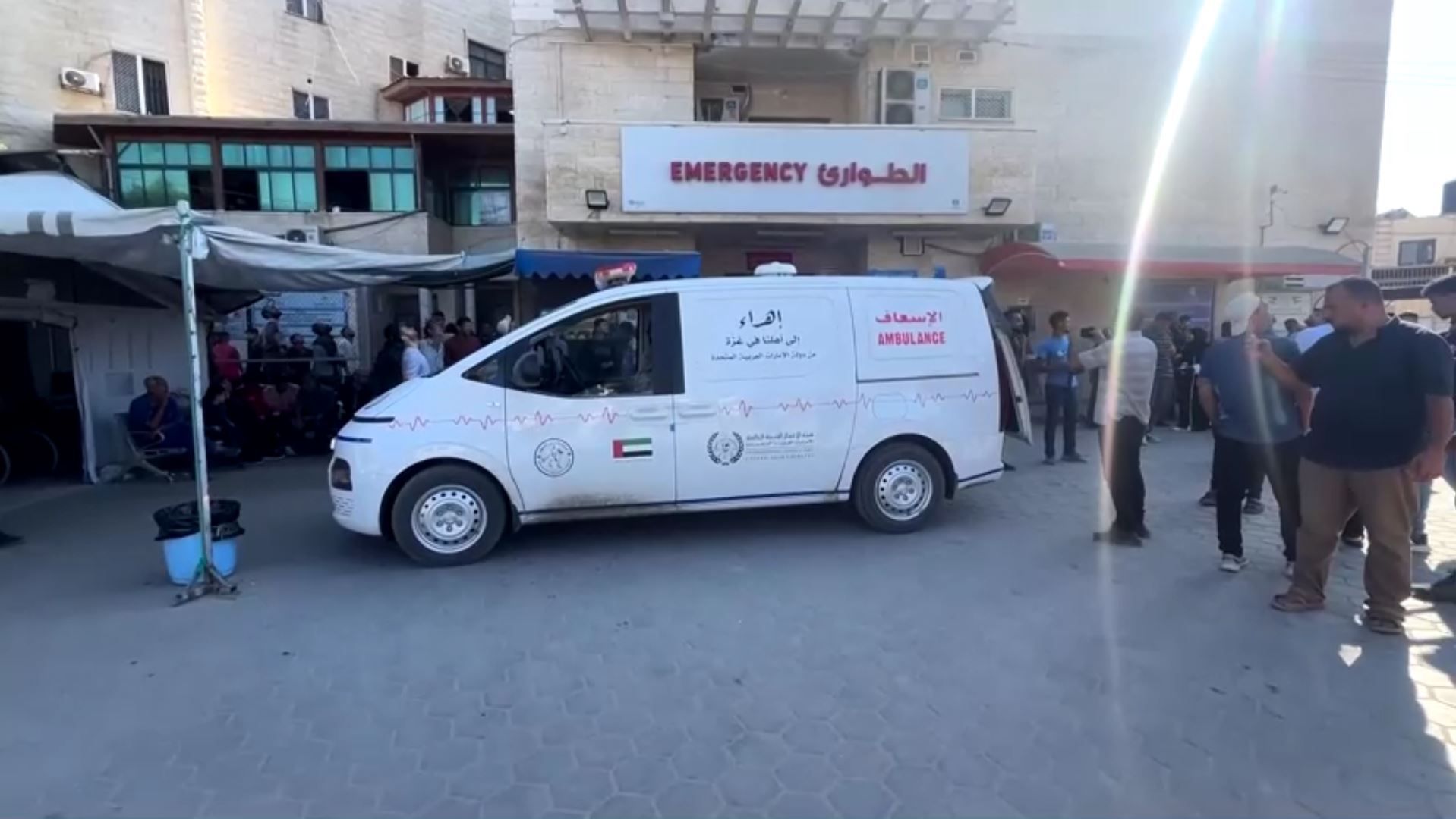 Vítimas chegam ao hospital de Al-Aqsa após ataque israelense em Gaza