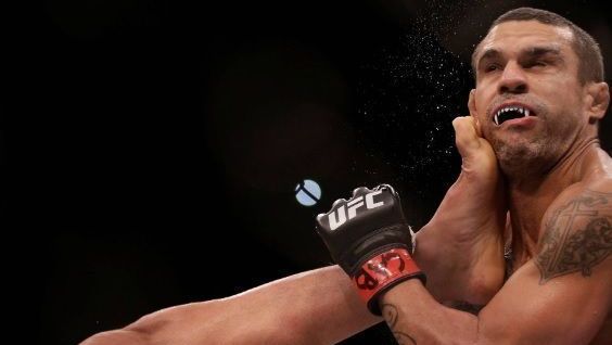 Vitor Belfort aparece desfigurado após procedimento estético
