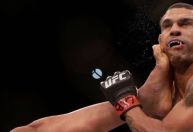 Vitor Belfort aparece desfigurado após procedimento; veja antes e depois