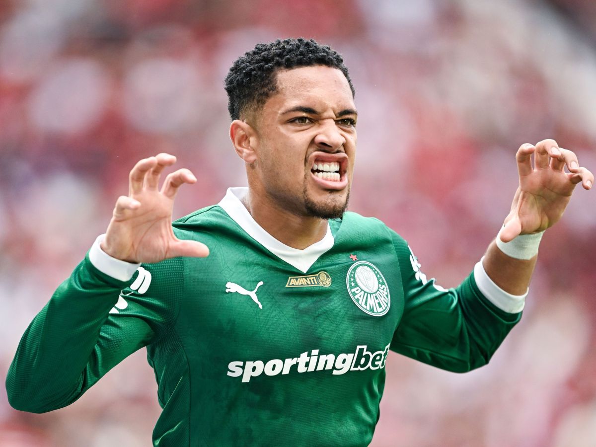 Imagem ilustrativa sobre Abel faz recado a Vitor Roque, que volta a brigar no Palmeiras após confusão com o banco do Santos